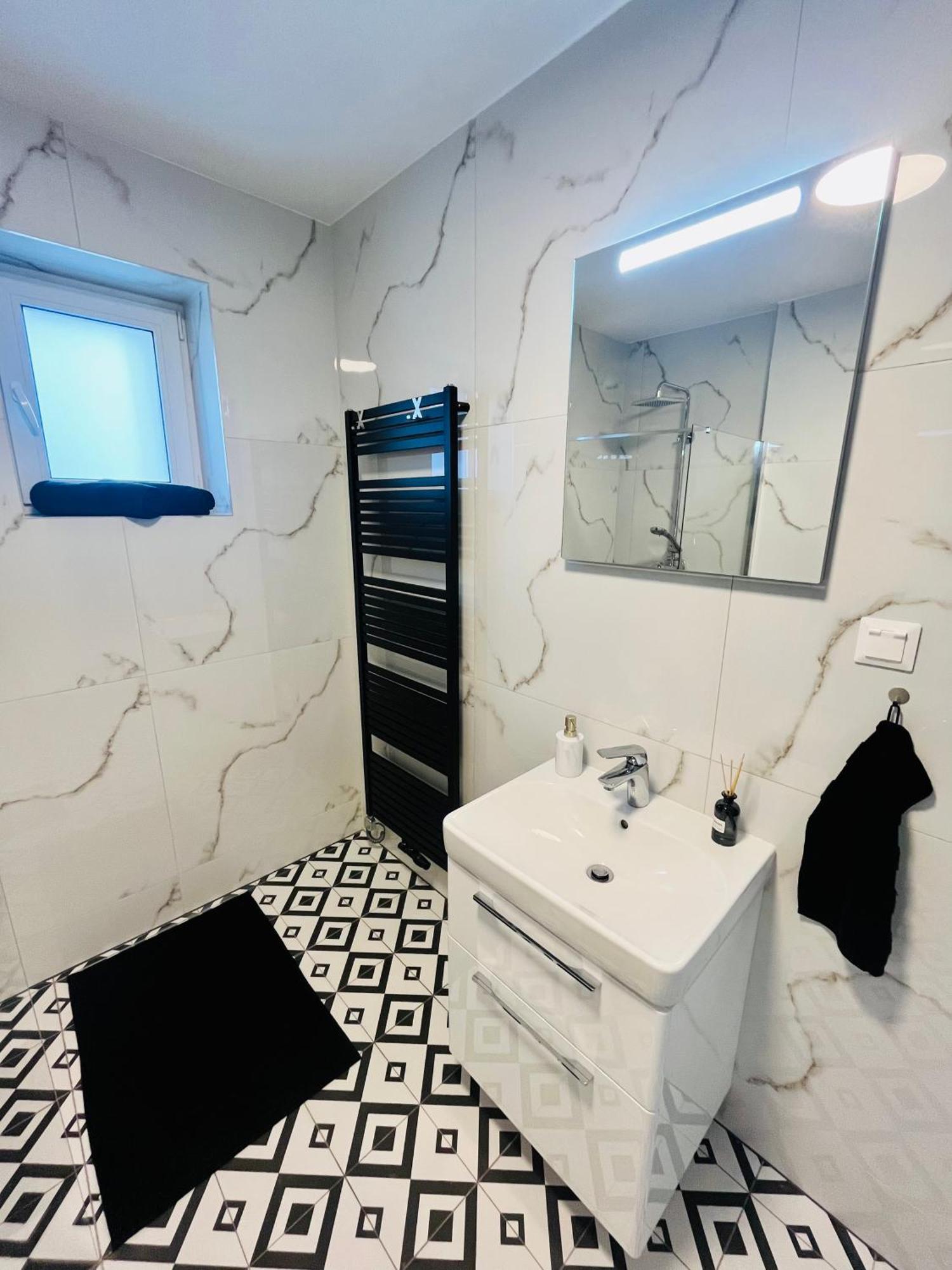 Apartment Riviera Centrum, Private Parking And Smart Check In Banská Bystrica Exterior foto